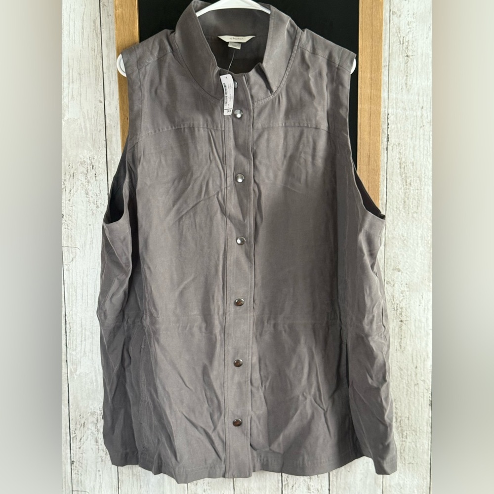 NWT Women’s CJ Banks 2X Dark Gray Snap Closure Sleeveless Vest 651